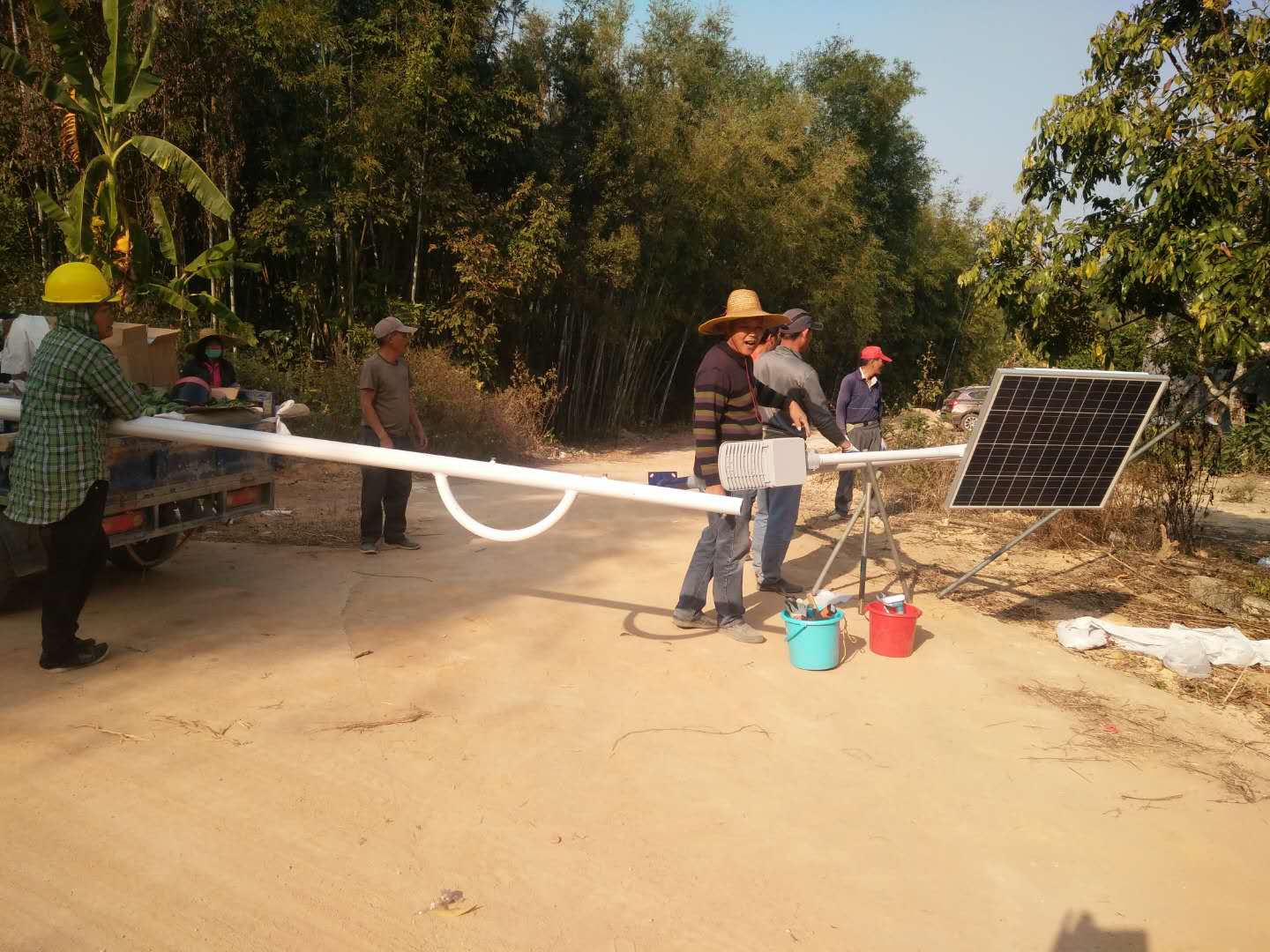 广东省阳江市阳西县织贡镇牛岭村太阳能路灯安装过程1